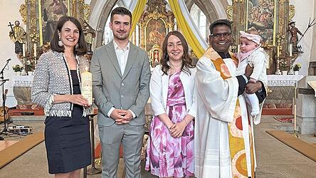 Pfarrer P. Joseph Santhappan MSFS spendete der kleinen Milena Laura Peintinger, Tochter von Tobias und Natalie Peintinger, das kirchliche Sakrament der Taufe.