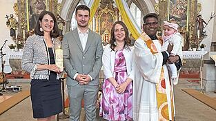 Pfarrer P. Joseph Santhappan MSFS spendete der kleinen Milena Laura Peintinger, Tochter von Tobias und Natalie Peintinger, das kirchliche Sakrament der Taufe. Pfarrer P. Joseph Santhappan MSFS spendete der kleinen Milena Laura Peintinger, Tochter von Tobias und Natalie Peintinger, das kirchliche Sakrament der Taufe.