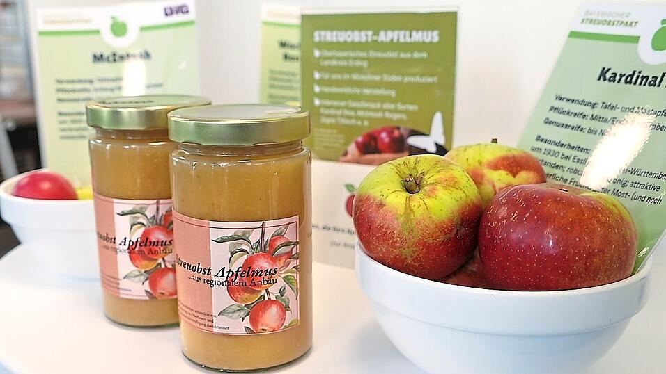 Das fertige Produkt: Das Apfelmus wird im Rahmen einer Streuobst-Aktion in der Kantine der Regierung pr&auml;sentiert.
