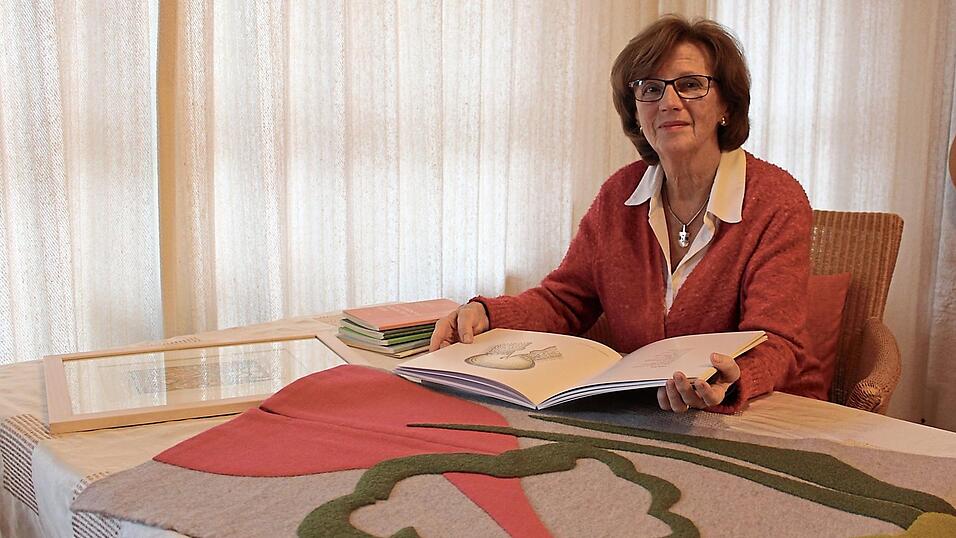 Helga Rackl blättert im großen Bildband „Lyrische Teppiche“. Auch ihn gibt es bei der Ausstellung zu entdecken. Helga Rackl blättert im großen Bildband „Lyrische Teppiche“. Auch ihn gibt es bei der Ausstellung zu entdecken.