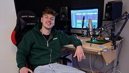 Ein bisschen Technik und ganz viel Talent: Damit macht sich Philipp Augustin als „Prince_p“ einen Namen in der Musikbranche. Insgesamt hat er bereits zwei Alben und 31 Singles aufgenommen. Ein bisschen Technik und ganz viel Talent: Damit macht sich Philipp Augustin als „Prince_p“ einen Namen in der Musikbranche. Insgesamt hat er bereits zwei Alben und 31 Singles aufgenommen.