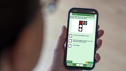 Ist das bald der einzige Theorie-Unterricht auf dem Weg zum F&uuml;hrerschein? Ein Jugendlicher lernt selbst mit einer App.&nbsp;