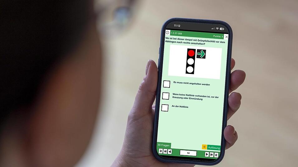 Ist das bald der einzige Theorie-Unterricht auf dem Weg zum Führerschein? Ein Jugendlicher lernt selbst mit einer App. Ist das bald der einzige Theorie-Unterricht auf dem Weg zum Führerschein? Ein Jugendlicher lernt selbst mit einer App.