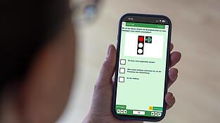Ist das bald der einzige Theorie-Unterricht auf dem Weg zum Führerschein? Ein Jugendlicher lernt selbst mit einer App. Ist das bald der einzige Theorie-Unterricht auf dem Weg zum Führerschein? Ein Jugendlicher lernt selbst mit einer App.