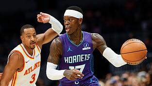 Dennis Schröder (r.) tat sich gegen sein Ex-Team aus Atlanta schwer. Dennis Schröder (r.) tat sich gegen sein Ex-Team aus Atlanta schwer.