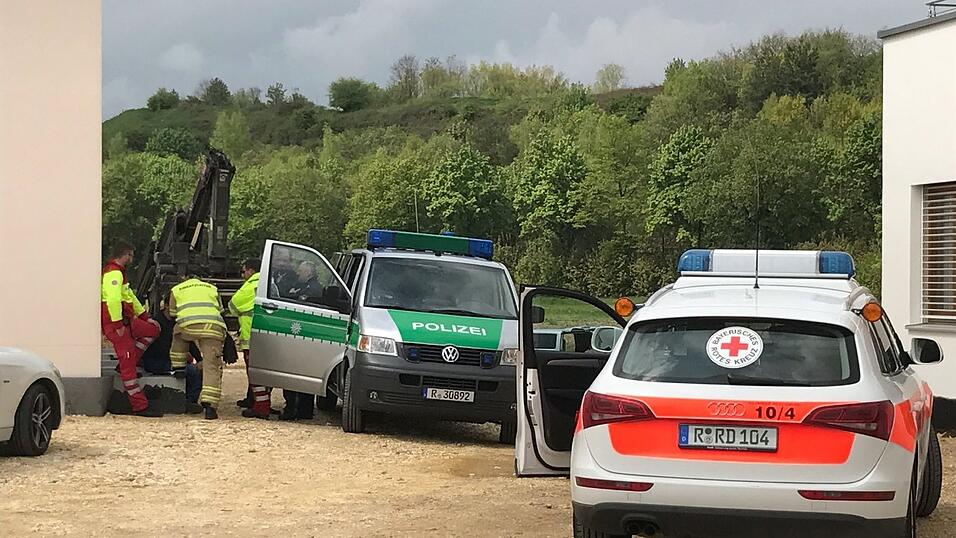 Im Regensburger Stadtteil Schwabelweis ist am Freitagmittag eine Fliegerbombe aus dem 2. Weltkrieg gefunden worden. Im Regensburger Stadtteil Schwabelweis ist am Freitagmittag eine Fliegerbombe aus dem 2. Weltkrieg gefunden worden.