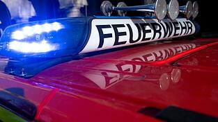 Der Schaden durch den Brand fällt nach Schätzungen der Polizei hoch aus. (Symbolbild)