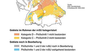 Der aktuelle Arbeitsstand in den repräsentativen, vorläufigen Sicherheitsuntersuchungen (rvSU) zeigt, dass die Landkreise Freising und Erding weder in die Kategorie D (ungeeignet) noch in die Kategorie C (geringe Eignung) eingestuft, sondern ein „weißer Fleck“ bei der Endlagersuche bleiben. Der aktuelle Arbeitsstand in den repräsentativen, vorläufigen Sicherheitsuntersuchungen (rvSU) zeigt, dass die Landkreise Freising und Erding weder in die Kategorie D (ungeeignet) noch in die Kategorie C (geringe Eignung) eingestuft, sondern ein „weißer Fleck“ bei der Endlagersuche bleiben.