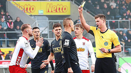 Einen ungl&uuml;cklichen Auftritt hatte aus Sicht der Jahn-Fans Schiedsrichter Yannick Sager. Hier zeigt der Referee allerdings Rostocks Franz Pfanne die gelbe Karte.