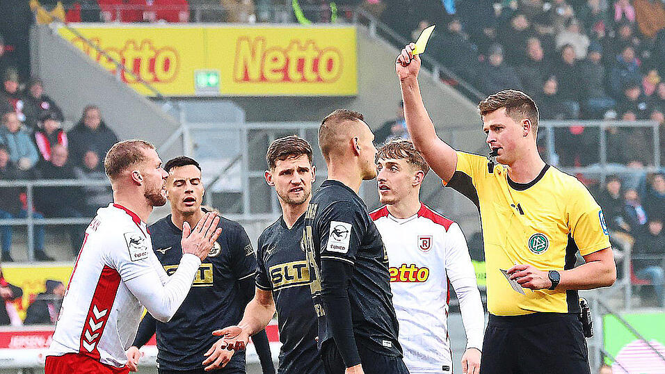 Einen unglücklichen Auftritt hatte aus Sicht der Jahn-Fans Schiedsrichter Yannick Sager. Hier zeigt der Referee allerdings Rostocks Franz Pfanne die gelbe Karte.