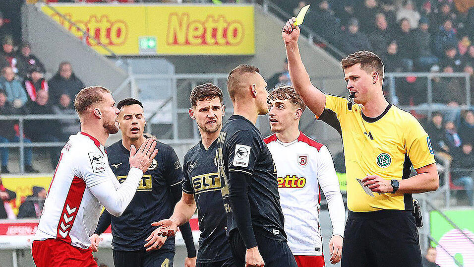 Einen ungl&uuml;cklichen Auftritt hatte aus Sicht der Jahn-Fans Schiedsrichter Yannick Sager. Hier zeigt der Referee allerdings Rostocks Franz Pfanne die gelbe Karte.