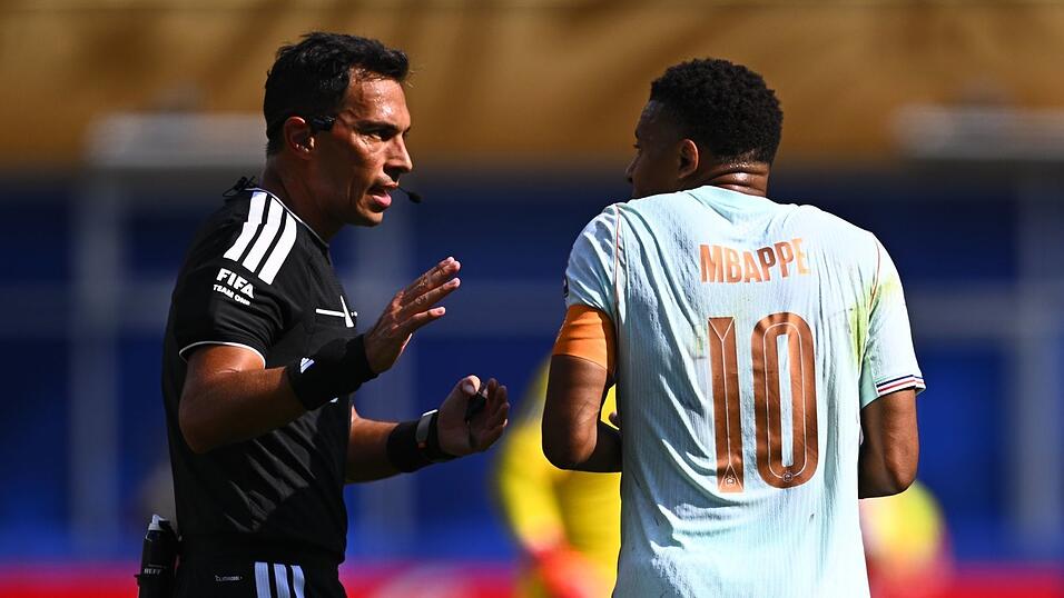 Kylian Mbappé (r.) haderte mit Schiedsrichter Facundo Tello. Kylian Mbappé (r.) haderte mit Schiedsrichter Facundo Tello.