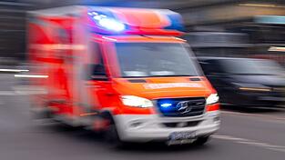 Die 76-J&auml;hrige wird mit lebensgef&auml;hrlichen Kopfverletzungen ins Krankenhaus gebracht. (Symbolbild)