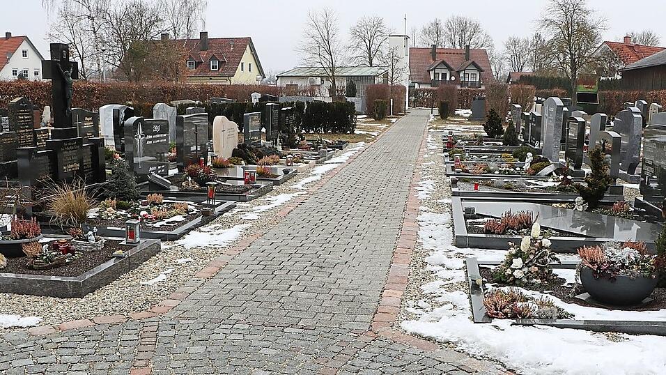 Um ein stimmiges Gesamtbild zu erzeugen, werden die Pflasterarbeiten am Elsendorfer Friedhof auch in Richtung Leichenhaus hin erweitert. Um ein stimmiges Gesamtbild zu erzeugen, werden die Pflasterarbeiten am Elsendorfer Friedhof auch in Richtung Leichenhaus hin erweitert.