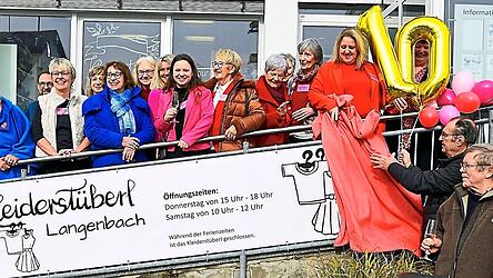 Jetzt wirbt ein gro&szlig;es Banner am Eingang zum Geb&auml;ude in der Bahnhofstra&szlig;e 9 f&uuml;r das Kleiderst&uuml;berl als Second-Hand-Laden f&uuml;r alle B&uuml;rger.
