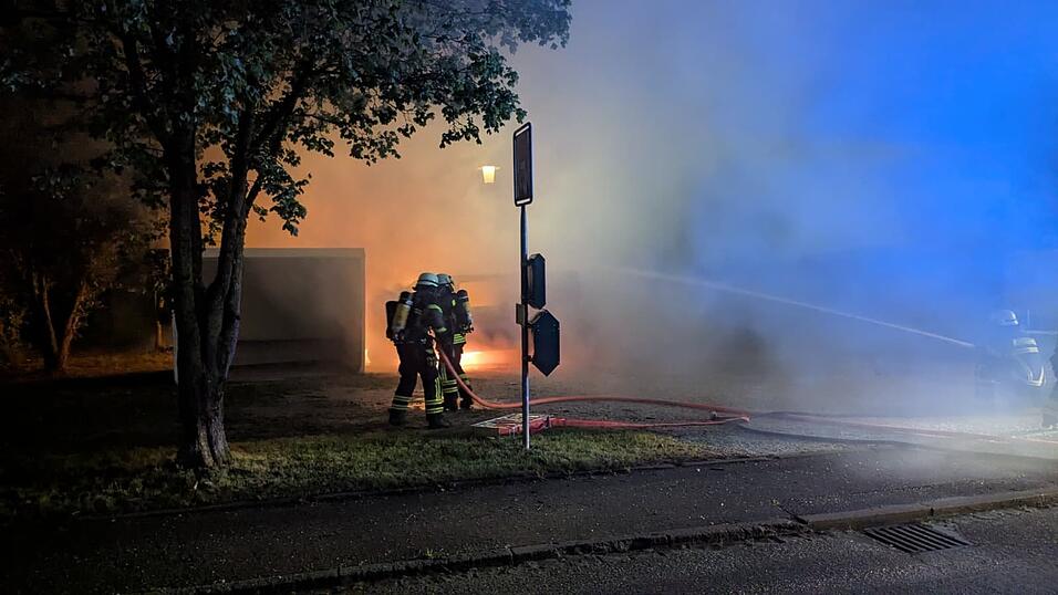 Die Feuerwehr Niederaichbach hatte den Brand schnell im Griff. Die Feuerwehr Niederaichbach hatte den Brand schnell im Griff.