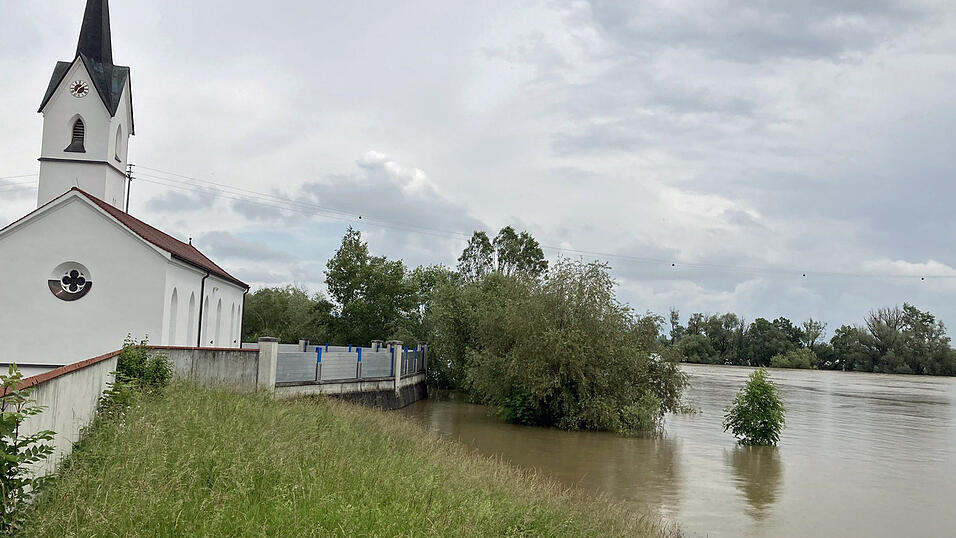 Im Juni sch&uuml;tzten Hochwasserschutzw&auml;nde die Kirche vor den Fluten der Donau.