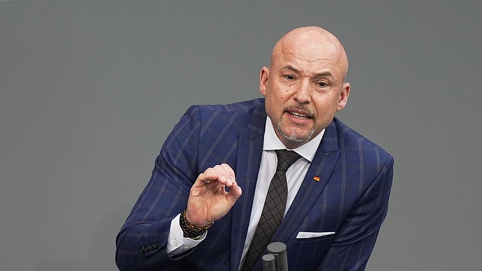 Die Union habe ein Rechtsgutachten dazu in Auftrag gegeben, nach dem eine solche Regelung mit dem Grundgesetz vereinbar wäre, sagte der Chef der CSU-Bundestagsabgeordneten.