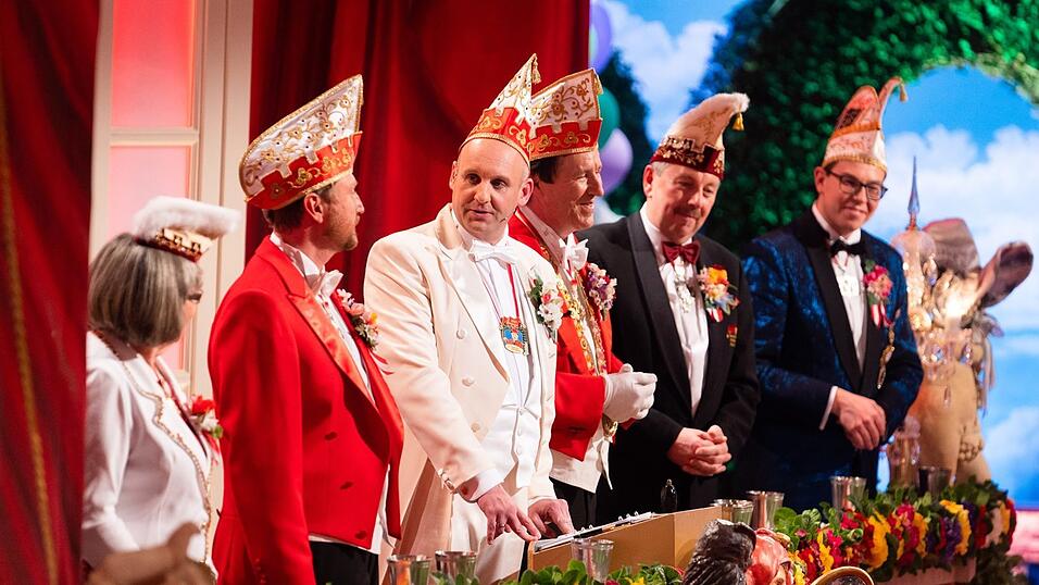 Christoph Maul (M) spricht bei der Aufzeichnung der Sendung 'Fastnacht in Franken 2022' als frisch gekrönter Sitzungspräsident. Christoph Maul (M) spricht bei der Aufzeichnung der Sendung 'Fastnacht in Franken 2022' als frisch gekrönter Sitzungspräsident.