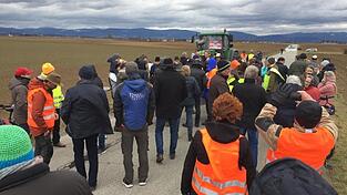 Am Samstagnachmittag haben sich etwa 60 Personen in der Gemeinde Stra&szlig;kirchen versammelt. Der Grund daf&uuml;r war das geplante BMW-Werk.