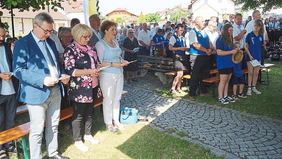 Der Jubelverein, Ehrengäste und viele Besucher feiern gemeinsam Gottesdienst an der Kapelle Heide. Der Jubelverein, Ehrengäste und viele Besucher feiern gemeinsam Gottesdienst an der Kapelle Heide.