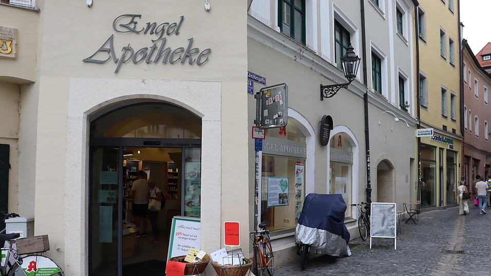 Auch am Donnerstag, dem letzten &Ouml;ffnungstag, l&auml;uft der Abverkauf auf Hochtouren: Es gibt 20 Prozent auf alle Produkte in der Apotheke.