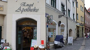 Auch am Donnerstag, dem letzten Öffnungstag, läuft der Abverkauf auf Hochtouren: Es gibt 20 Prozent auf alle Produkte in der Apotheke.