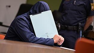 Der Angeklagte soll das Haus angezündet haben, in dem seine Ex-Freundin und der gemeinsame, damals einjährige Sohn wohnten.