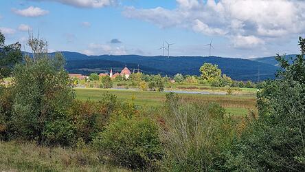 Der Blick &uuml;ber die Donau und Niederachdorf hinweg auf die drei Windr&auml;der, die Zuwachs bekommen sollen. Das ist zumindest der Plan der Betreiberfirma. Regelrecht umzingelt werden sollen die Ortschaften Franken und Neuhofen (beide Laberweinting) im Labertal, und auch bei Schwarzach sollen Windr&auml;der gebaut werden.