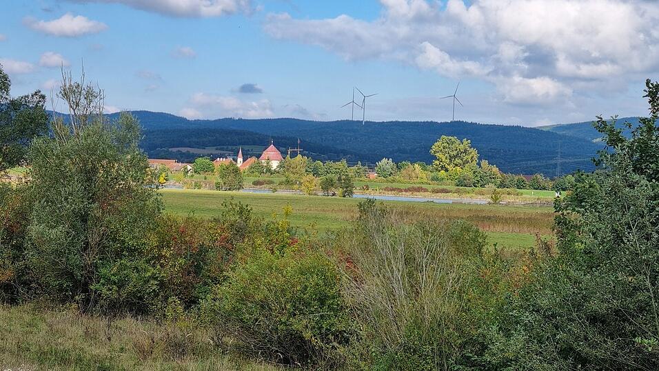 Der Blick &uuml;ber die Donau und Niederachdorf hinweg auf die drei Windr&auml;der, die Zuwachs bekommen sollen. Das ist zumindest der Plan der Betreiberfirma. Regelrecht umzingelt werden sollen die Ortschaften Franken und Neuhofen (beide Laberweinting) im Labertal, und auch bei Schwarzach sollen Windr&auml;der gebaut werden.