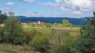 Der Blick &uuml;ber die Donau und Niederachdorf hinweg auf die drei Windr&auml;der, die Zuwachs bekommen sollen. Das ist zumindest der Plan der Betreiberfirma. Regelrecht umzingelt werden sollen die Ortschaften Franken und Neuhofen (beide Laberweinting) im Labertal, und auch bei Schwarzach sollen Windr&auml;der gebaut werden.