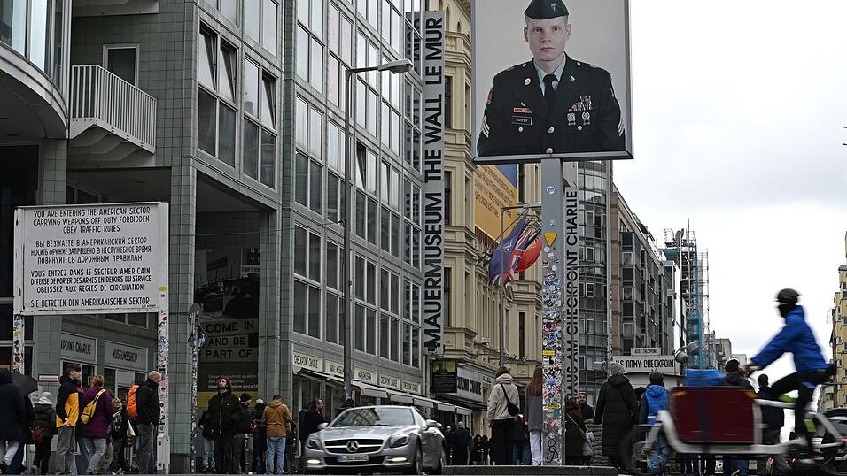 Bei Grabungen am Checkpoint Charlie wurden unter anderem Reste der alten Grenzanlage gefunden. (Archivbild)