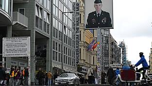 Bei Grabungen am Checkpoint Charlie wurden unter anderem Reste der alten Grenzanlage gefunden. (Archivbild) Bei Grabungen am Checkpoint Charlie wurden unter anderem Reste der alten Grenzanlage gefunden. (Archivbild)