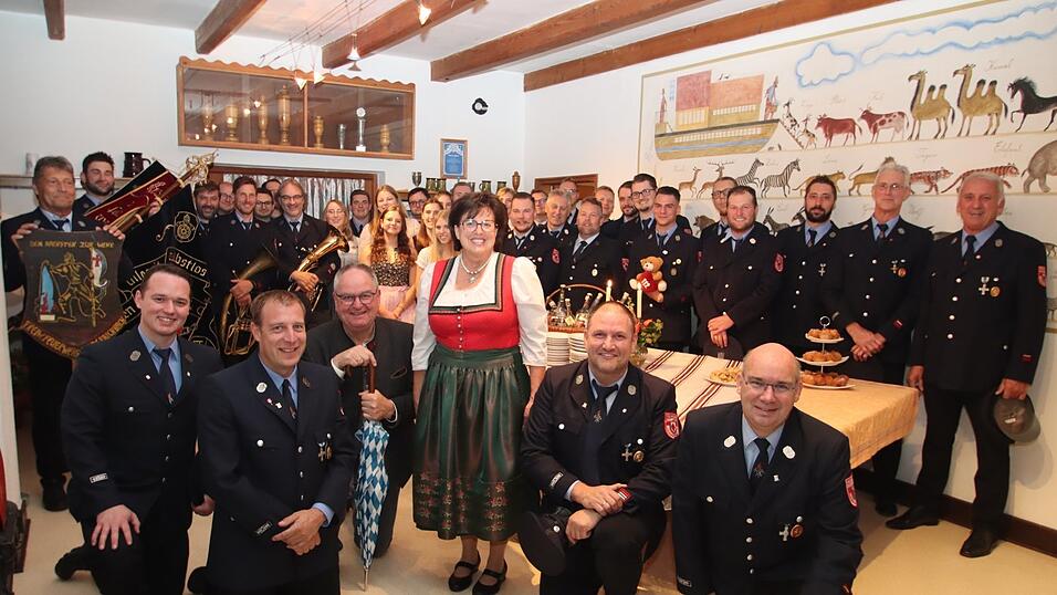 Bürgermeister Josef Klaus (mit Gattin Marianne) übernimmt die Schirmherrnschaft beim Gründungsfest der FFW Niederaichbach. Bürgermeister Josef Klaus (mit Gattin Marianne) übernimmt die Schirmherrnschaft beim Gründungsfest der FFW Niederaichbach.