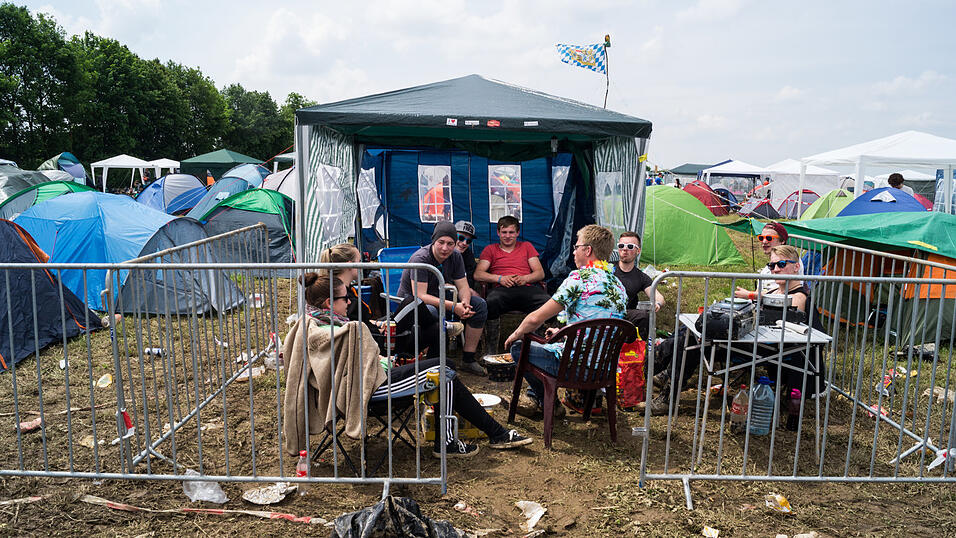 Auf dem Campingplatz lassen es die Pfingst-Open-Air-Besucher richtig krachen, aufgenommen von Regina H&ouml;lzel am Freitag.