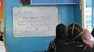«Im KI-Zeitalter müssen wir einfach alle Englisch können», sagt eine Englischlehrerin in Afghanistan. «Im KI-Zeitalter müssen wir einfach alle Englisch können», sagt eine Englischlehrerin in Afghanistan.