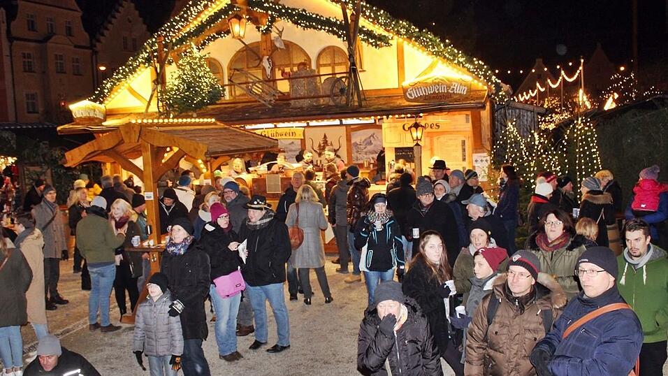 Der idyllische Christkindlmarkt in der Freyung in Landshut zählt zu den schönsten Christkindlmärkten Bayerns. Bei eisigen Temperaturen ist dort insbesondere die Glühwein-Alm natürlich heiß begehrt. Der idyllische Christkindlmarkt in der Freyung in Landshut zählt zu den schönsten Christkindlmärkten Bayerns. Bei eisigen Temperaturen ist dort insbesondere die Glühwein-Alm natürlich heiß begehrt.