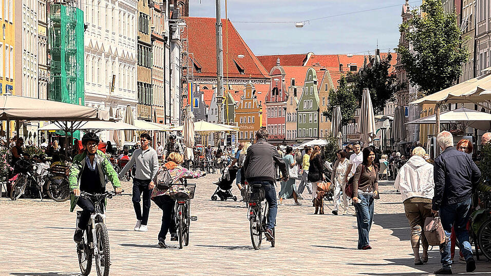 Ein sonniger Juli-Samstag in der Altstadt-Fu&szlig;g&auml;ngerzone mit vollen Stra&szlig;encaf&eacute;s, vielen Flaneuren und auch Radfahrern