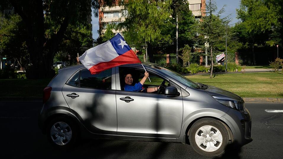 Tausende Anhänger von Kast feierten seinen Wahlsieg auf den Straßen. Tausende Anhänger von Kast feierten seinen Wahlsieg auf den Straßen.