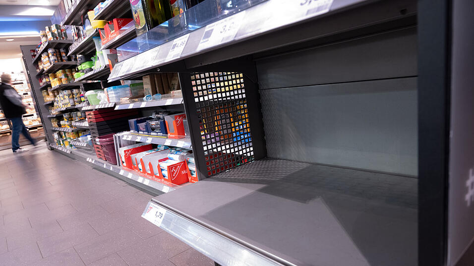 In manchen Supermärkten in Bayern sind dieser Tage wieder häufiger leere Regale zu sehen. Vor allem Speiseöle und Mehl sind offenbar begehrt. In manchen Supermärkten in Bayern sind dieser Tage wieder häufiger leere Regale zu sehen. Vor allem Speiseöle und Mehl sind offenbar begehrt.