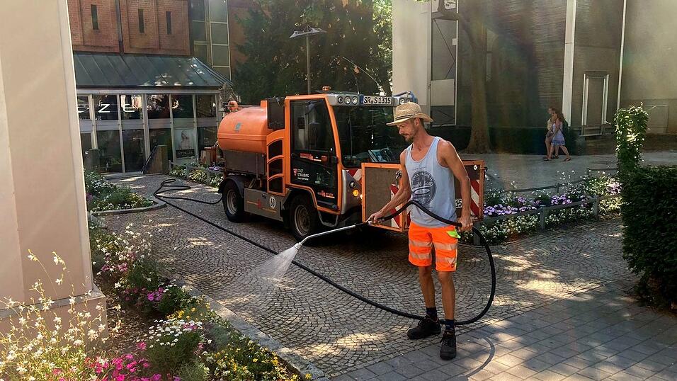 Jungbäume und Blumenbeete der Stadt müssen mindestens dreimal wöchentlich gewässert werden. Jungbäume und Blumenbeete der Stadt müssen mindestens dreimal wöchentlich gewässert werden.