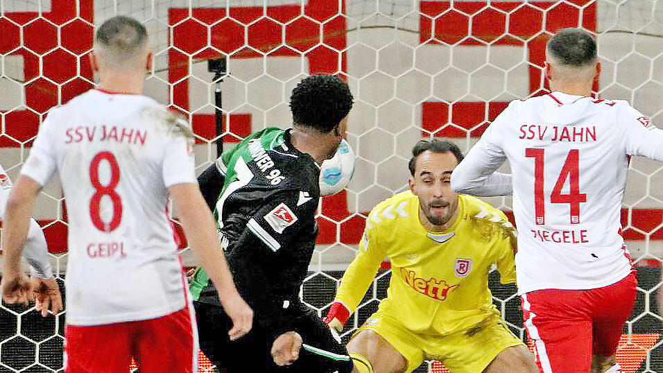 Der Genickschlag für den Jahn: Jessie Ngankam (2.v.l.) erzielt das entscheidende Tor für Hannover 96. Der Genickschlag für den Jahn: Jessie Ngankam (2.v.l.) erzielt das entscheidende Tor für Hannover 96.
