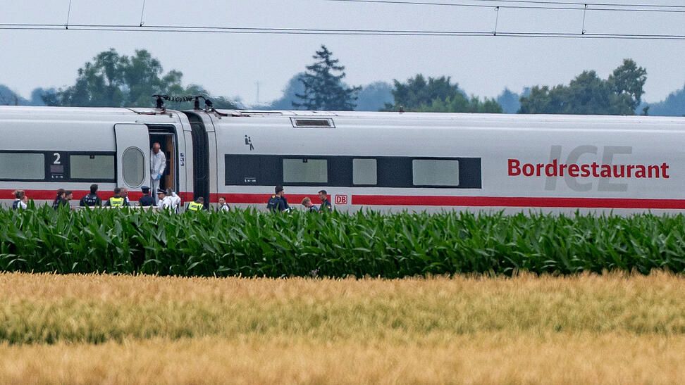 Der ICE, der auf der Strecke&nbsp;zwischen Obertraubling und Passau unterwegs war, kam nach der Tat in der N&auml;he von Stra&szlig;kirchen (Kreis Straubing-Bogen) zum Stehen.