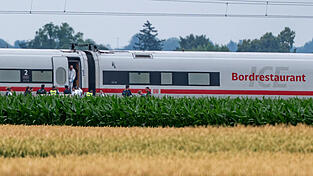 Der ICE, der auf der Strecke&nbsp;zwischen Obertraubling und Passau unterwegs war, kam nach der Tat in der N&auml;he von Stra&szlig;kirchen (Kreis Straubing-Bogen) zum Stehen.