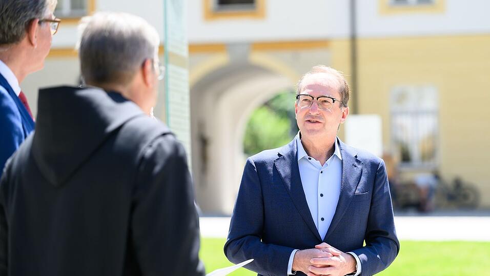 Auch beim Besuch des Kloster Ettals muss sich Bundesinnenminister Alexander Dobrindt (CSU) mit Fragen zur Abschiebepolitik des Bundes auseinandersetzen. Auch beim Besuch des Kloster Ettals muss sich Bundesinnenminister Alexander Dobrindt (CSU) mit Fragen zur Abschiebepolitik des Bundes auseinandersetzen.
