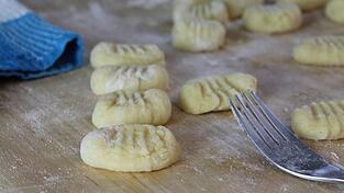 Gnocchi sind gewissermaßen der größte Küchen-Konkurrent von Spaghetti und Co. Die fluffigen Teiglinge können auch ganz einfach selbst hergestellt werden.