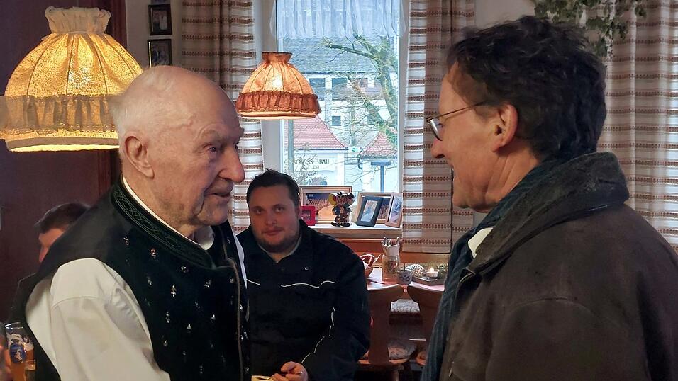 Der Vereinswirt schlechthin feierte am Samstag seinen 95. Geburtstag. Volle 75 Jahre lang hat Josef Stra&szlig;berger die Traditionsgastst&auml;tte in der B&uuml;rgergasse gef&uuml;hrt. B&uuml;rgermeister Hans Sailer war nur einer der vielen Gratulanten. :