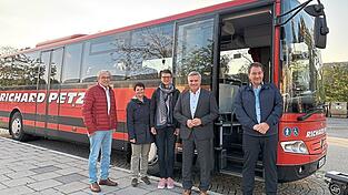 An der Fahrt der ausgebauten Buslinie 307 zum neuen Landratsamt haben neben Vertretern des Busunternehmens Richard Petz auch Mitglieder der Landkreis-Verwaltung und Landrat Peter Dreier teilgenommen.