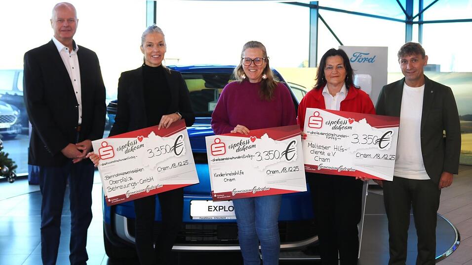 Udo Horstmann, Gebietsleiter f&uuml;r Marketing und Verkauf (links), und Tobias Huber, Gesch&auml;ftsf&uuml;hrer des FordStores Karl Stauner (rechts), &uuml;berreichen den Vertreterinnen Katharina Keber von den Behindertenwerkst&auml;tten Cham, Dr. Stephanie Franke von der Kinderkrebshilfe Cham und Martina Vogl von den Maltesern Cham (von links) Schecks in H&ouml;he von jeweils 3.350 Euro.