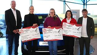Udo Horstmann, Gebietsleiter f&uuml;r Marketing und Verkauf (links), und Tobias Huber, Gesch&auml;ftsf&uuml;hrer des FordStores Karl Stauner (rechts), &uuml;berreichen den Vertreterinnen Katharina Keber von den Behindertenwerkst&auml;tten Cham, Dr. Stephanie Franke von der Kinderkrebshilfe Cham und Martina Vogl von den Maltesern Cham (von links) Schecks in H&ouml;he von jeweils 3.350 Euro.